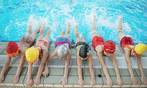 Children splashing in a swimming lesson